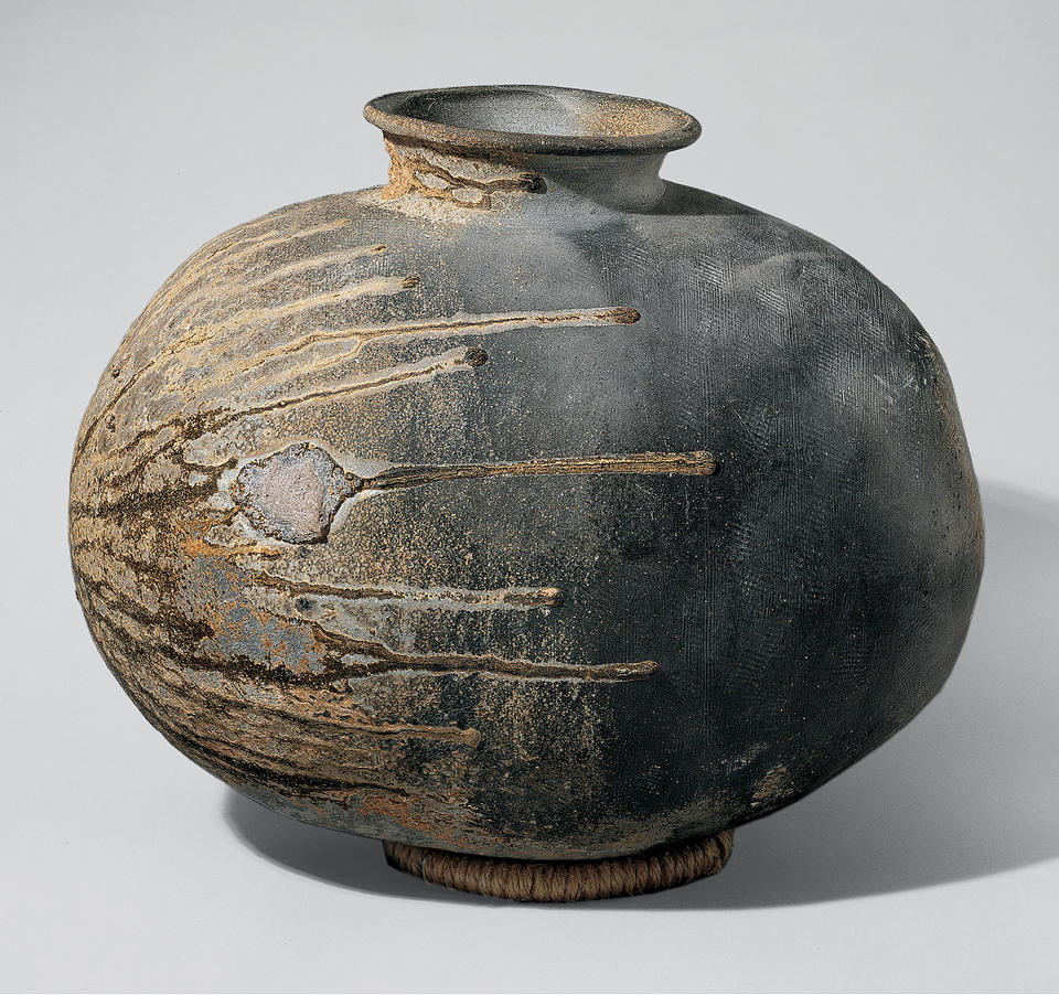 Recumbent vessel (yokobe, 横瓶)