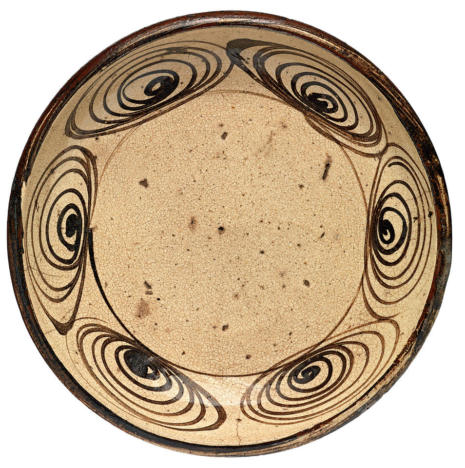 Plate with “horse eye” design