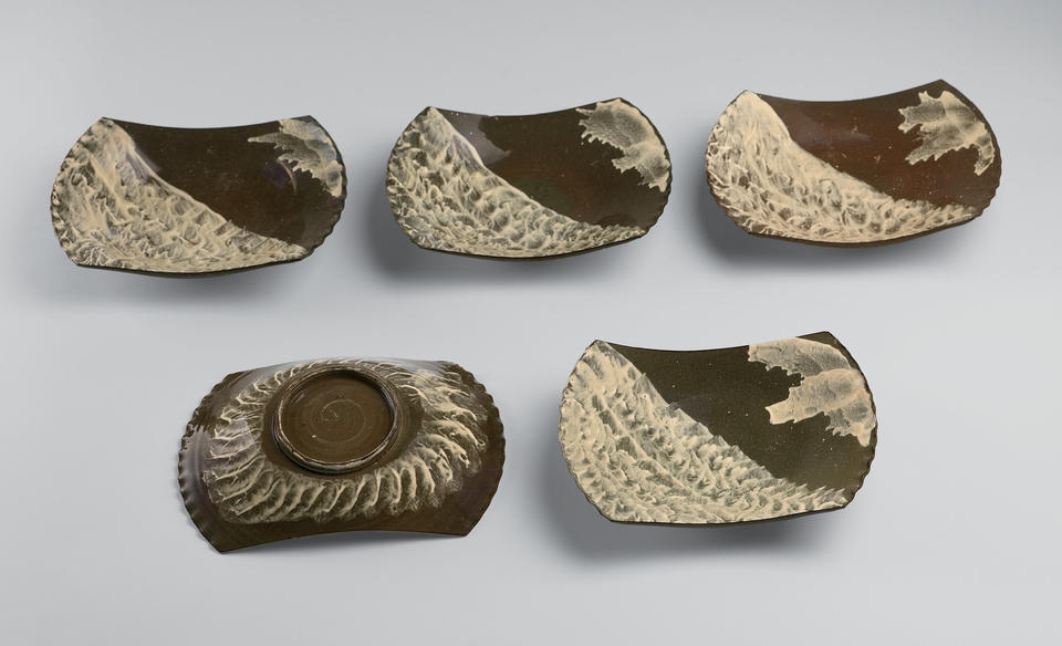 Five dishes with wave design