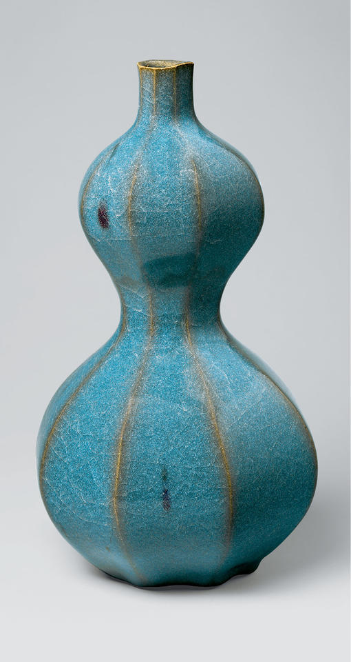 Double gourd–shaped vase