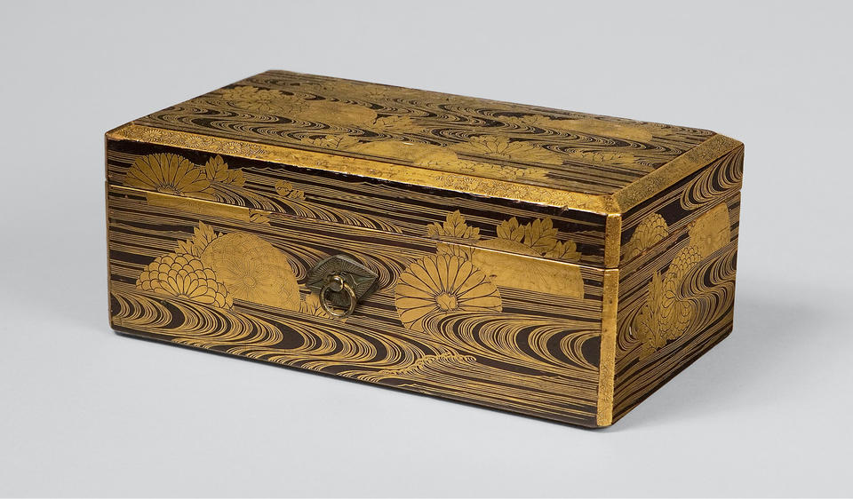 Box with chrysanthemums and flowing water