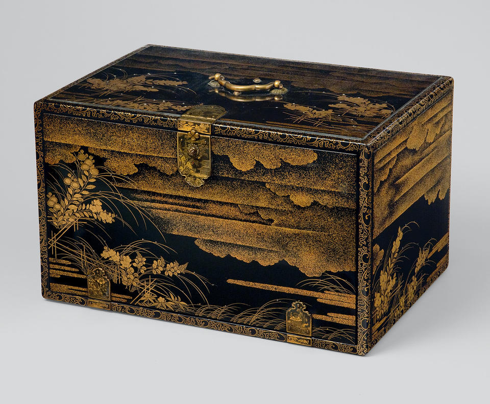 Storage box containing handwritten 41-volume Taiheiki (太平記)