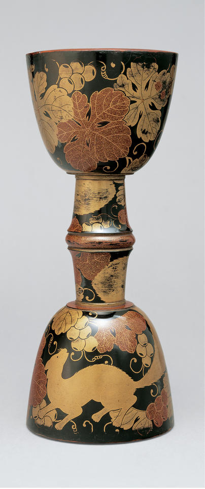 Large hand-drum core (ōtsuzumidō, 大鼓胴) with grapevines and squirrels