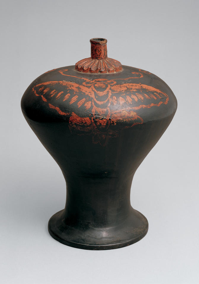 Sake vessel (heishi, 瓶子) with design of butterflies
