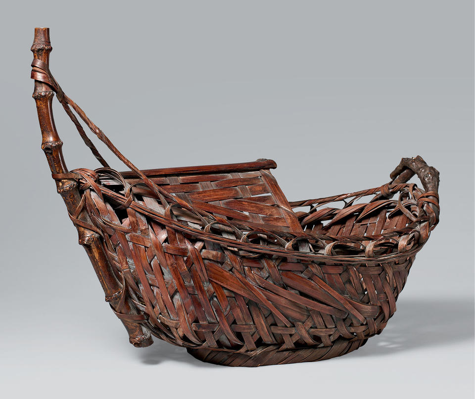 Boat-shaped flower container
