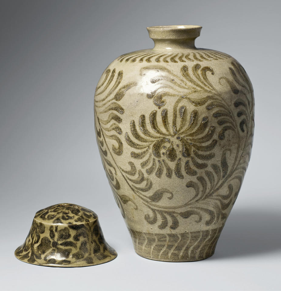 Maebyeong(梅瓶) with chrysanthemums
