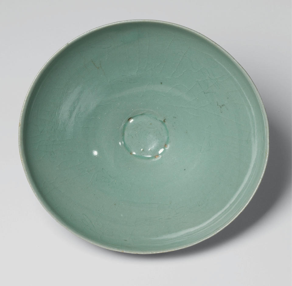 Bowl with flying parrot