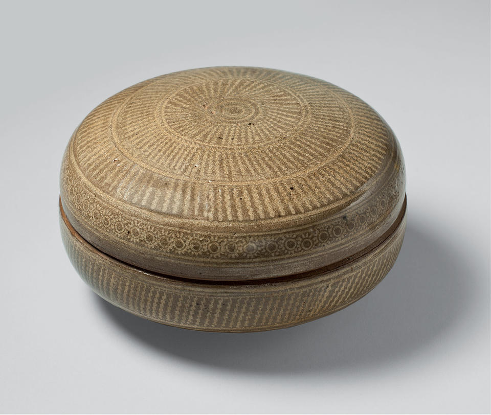 Covered box with wavy lines and chrysanthemums