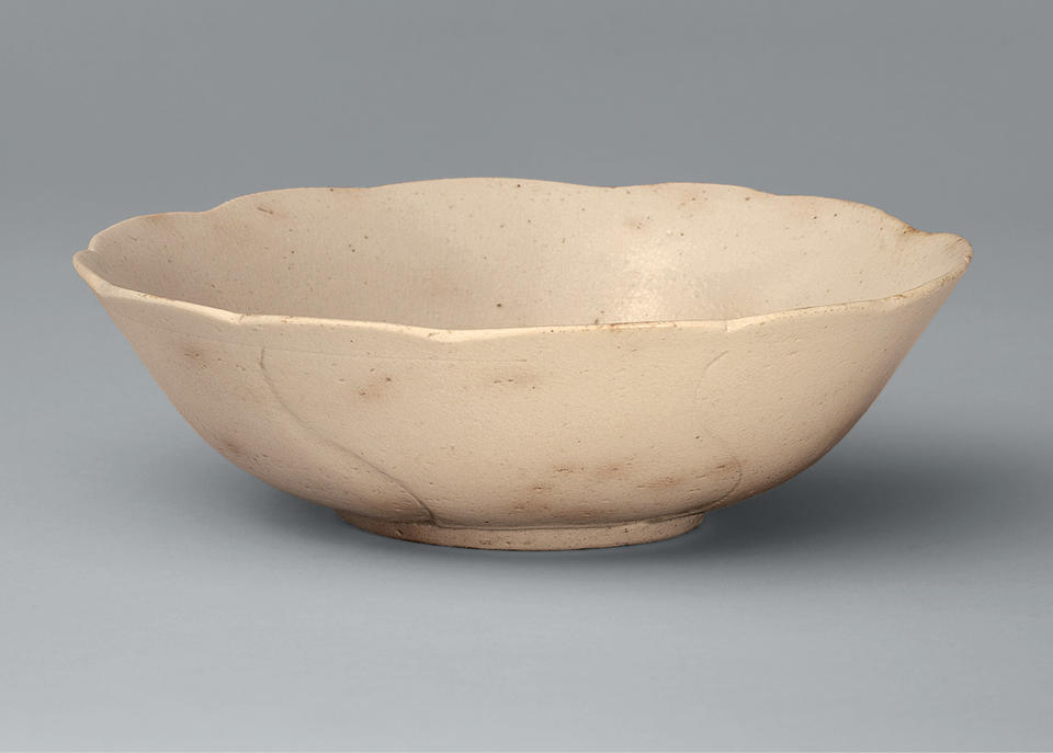 Flower-shaped dish